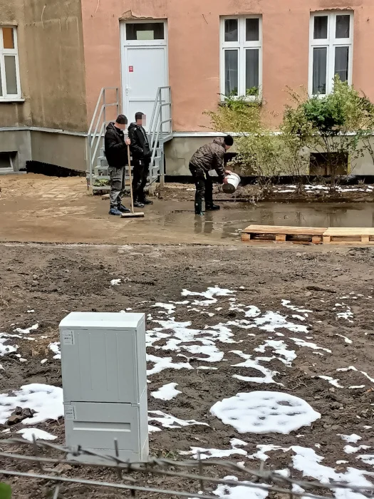 Szamarzewskiego 36 – zalany dziedziniec i prowizoryczne odwadnianie